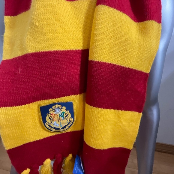 Harry Potter Gryffindor Cuffed Beanie Knit Hat And Scarf Combo Set - Picture 3 of 11